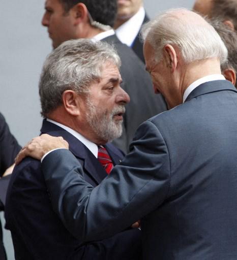 <i>US Vice President Joe Biden (R) speaks with Brazil's President Luiz Inacio Lula Da Silva after the family photo of the Progressive Governance Leaders' Summit, in Vina del Mar, 120 km west from Santiago, on March 28, 2009. (Photo by GARDNER HAMILTON / AFP)</i>