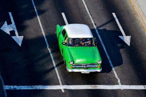 Carros eléctricos desplazan a los viejos automóviles americanos en Cuba