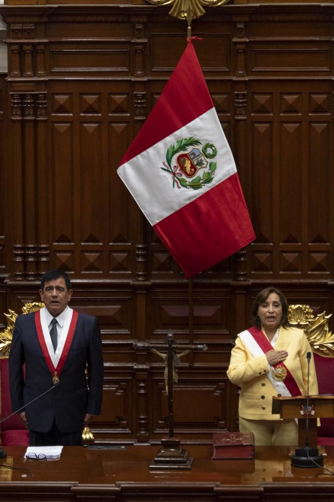<i>La peruana Dina Boluarte (derecha) jura como nueva presidenta junto al presidente del Congreso peruano, José Williams Zapata (izquierda), horas después de que el expresidente Pedro Castillo fuera destituido en Lima, el 7 de diciembre de 2022. (Foto de Cris BOURONCLE / AFP )</i>