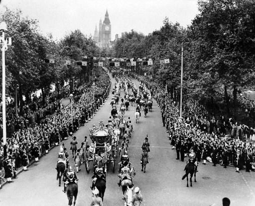 (ARCHIVOS) En esta foto de archivo tomada el 2 de junio de 1953, la reina Isabel II de Gran Bretaña (izquierda) acompañada por el príncipe Felipe de Gran Bretaña, duque de Edimburgo (derecha) saluda a la multitud, después de ser coronada en la Abadía de Westminter en Londres. - La reina Isabel II, la monarca con más años de servicio en la historia británica y un ícono instantáneamente reconocible para miles de millones de personas en todo el mundo, murió a los 96 años, dijo el Palacio de Buckingham el 8 de septiembre de 2022. Su hijo mayor, Charles, de 73 años, sucede como rey inmediatamente, de acuerdo con siglos de protocolo, comenzando un capítulo nuevo y menos seguro para la familia real después del reinado récord de 70 años de la reina. (Foto de INTERCONTINENTAL / AFP)