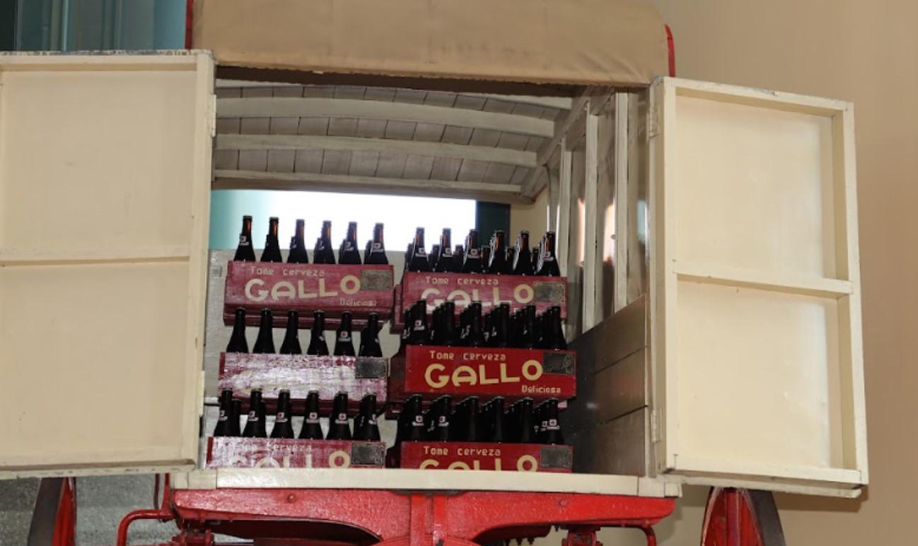 <i><b>Foto que muestra los inicios de una de sus marcas más emblemáticas: Gallo</b></i>