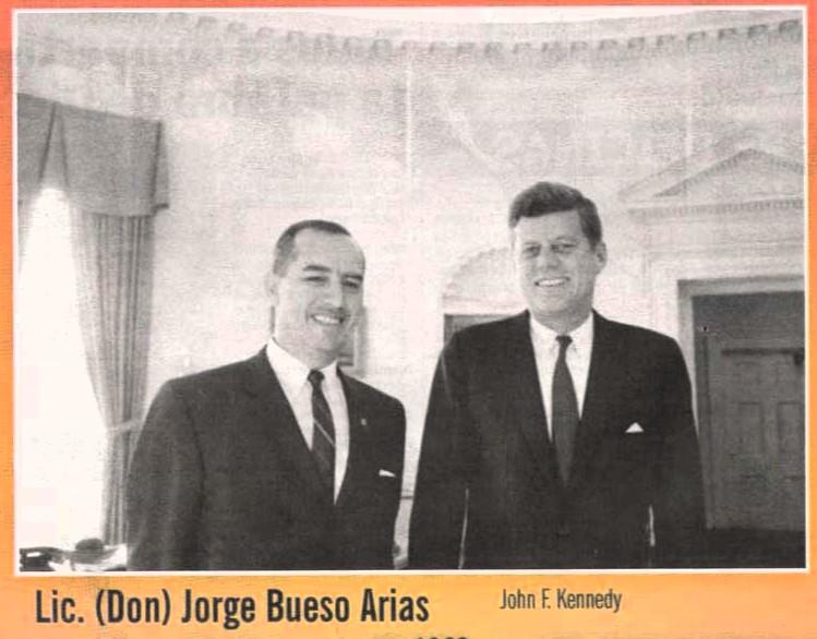 Jorge Bueso Arias junto a John F. Kennedy, considerado en ese momento el presidente más joven de los Estados Unidos. Una imagen que corresponde al año de 1963.