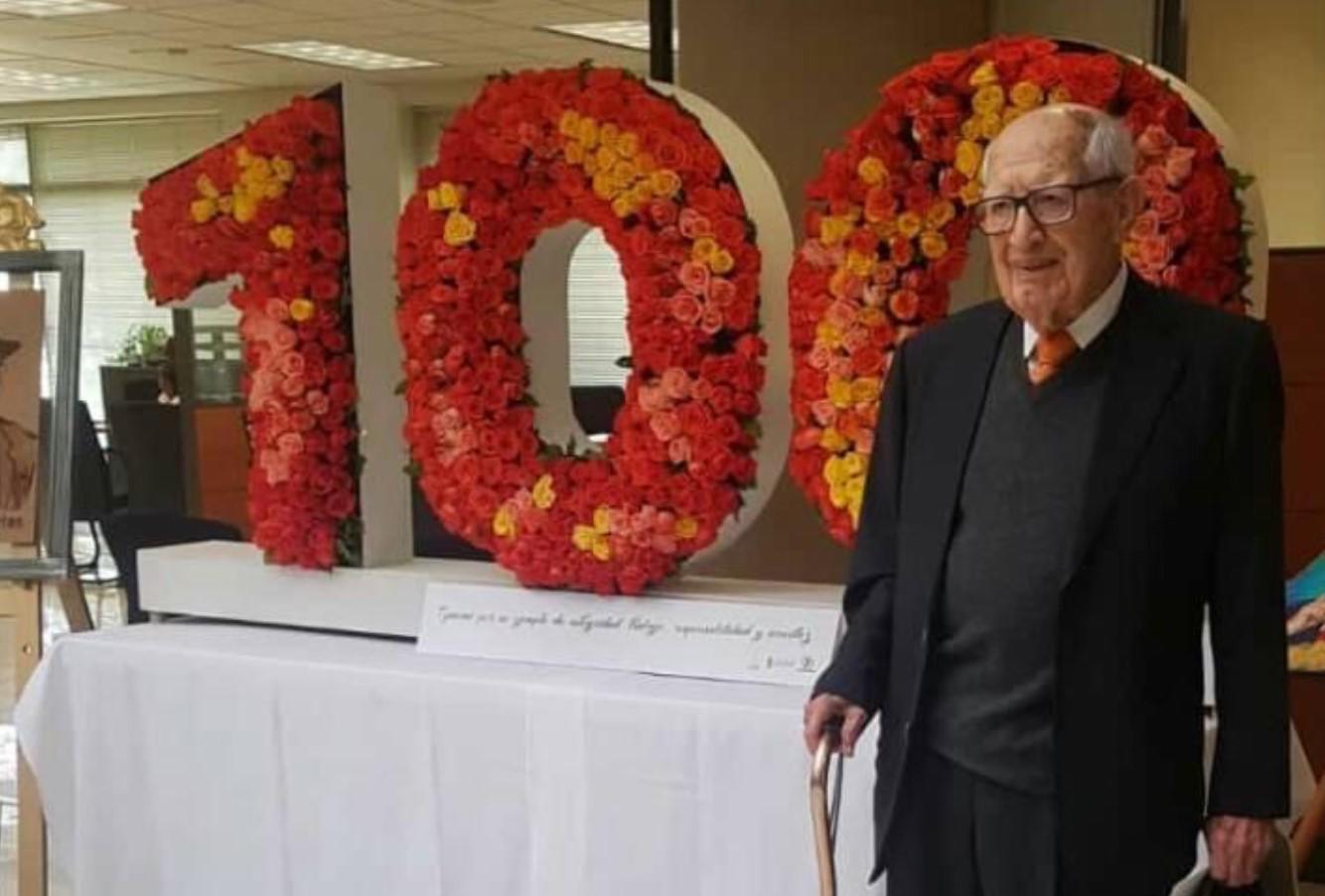 Jorge Bueso fue festejado por los colaboradores de Banco de Occidente en el marco de su cumpleaños número 100. Foto cortesía.