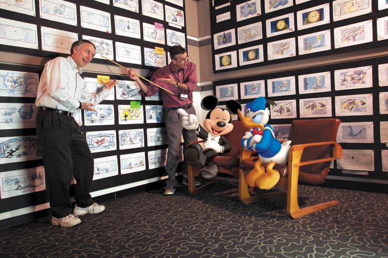 Scribner (Der.) dirigió la atracción Mickey’s PhilharMagic en 2003, donde protagonizó al pato Donald.