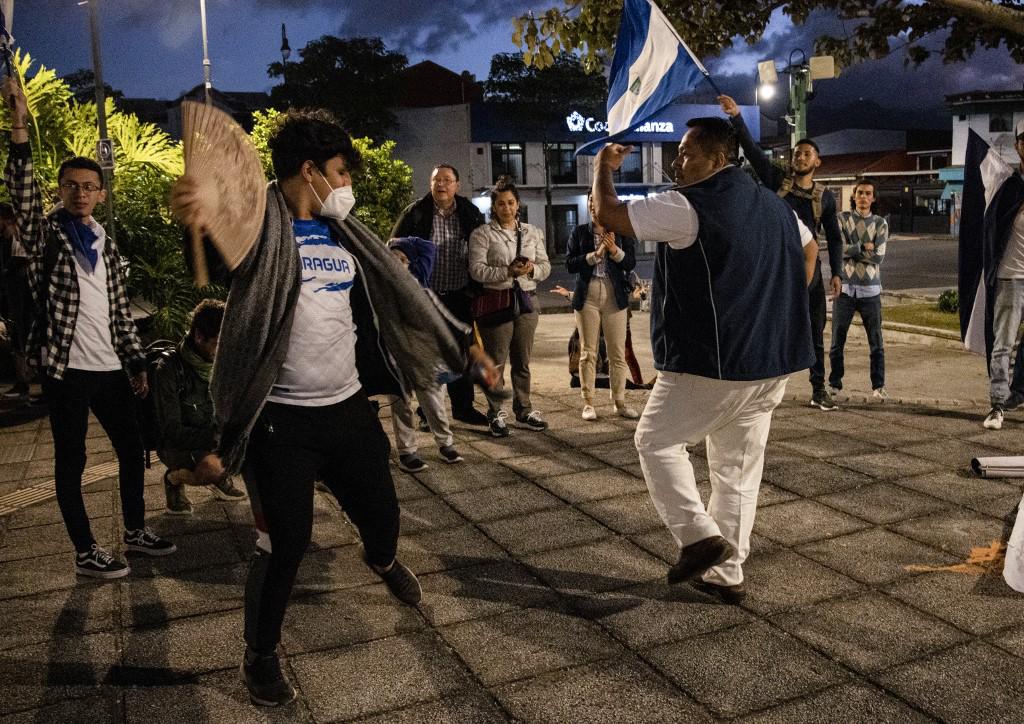 <i>Los nicaragüenses que viven en el exilio en Costa Rica celebran en San José, el 9 de febrero de 2023, después de que Nicaragua liberó a más de 200 opositores detenidos y los expulsó a los Estados Unidos. - Más de 200 opositores de Nicaragua fueron detenidos (Foto por Oscar NAVARRETE / AFP)</i>